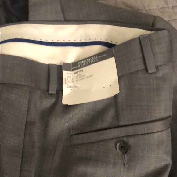 Brand new Kenneth Cole reaction suit - Picture 3 of 3